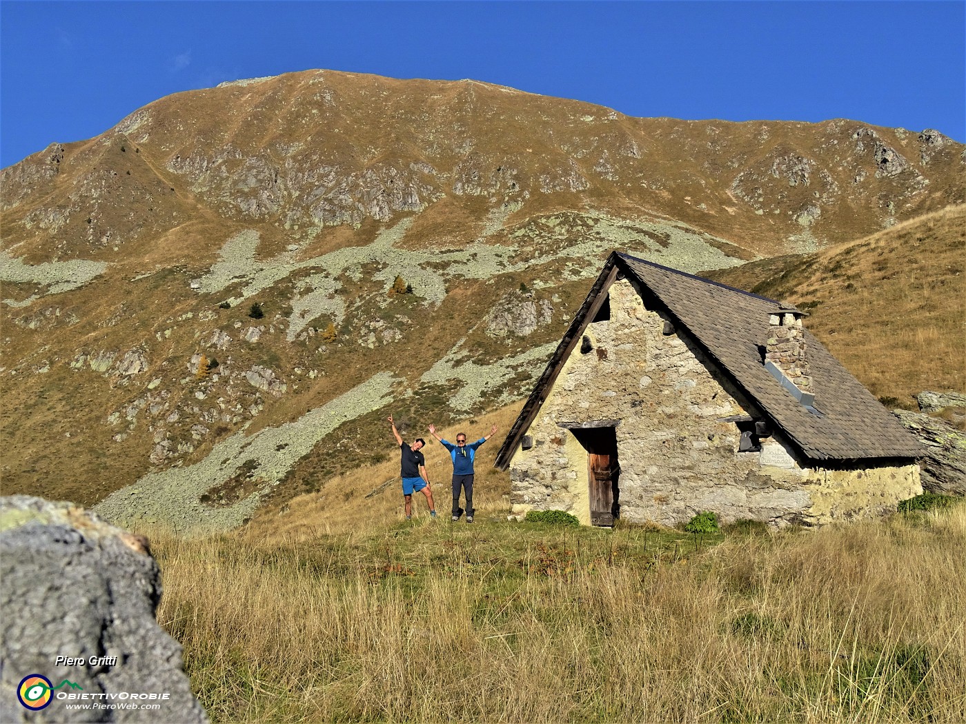 61 Alla bella Baita Pianadei (2097 m) col tetto svettante verso il Valegino.JPG